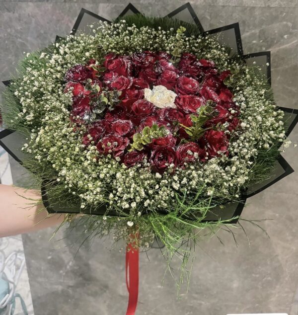 Yapraklı, Cipsol, Tek Beyaz Gül ve Kırmızı Gül Detaylı Kız İsteme Söz Buketi